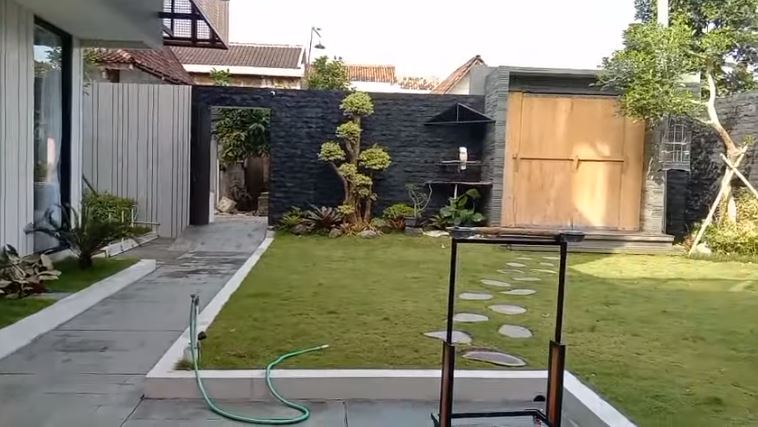 Dulu tukang kebun kini jadi artis top sukses punya rumah ditaksir Rp 15 M, 9 potret teras Denny Caknan