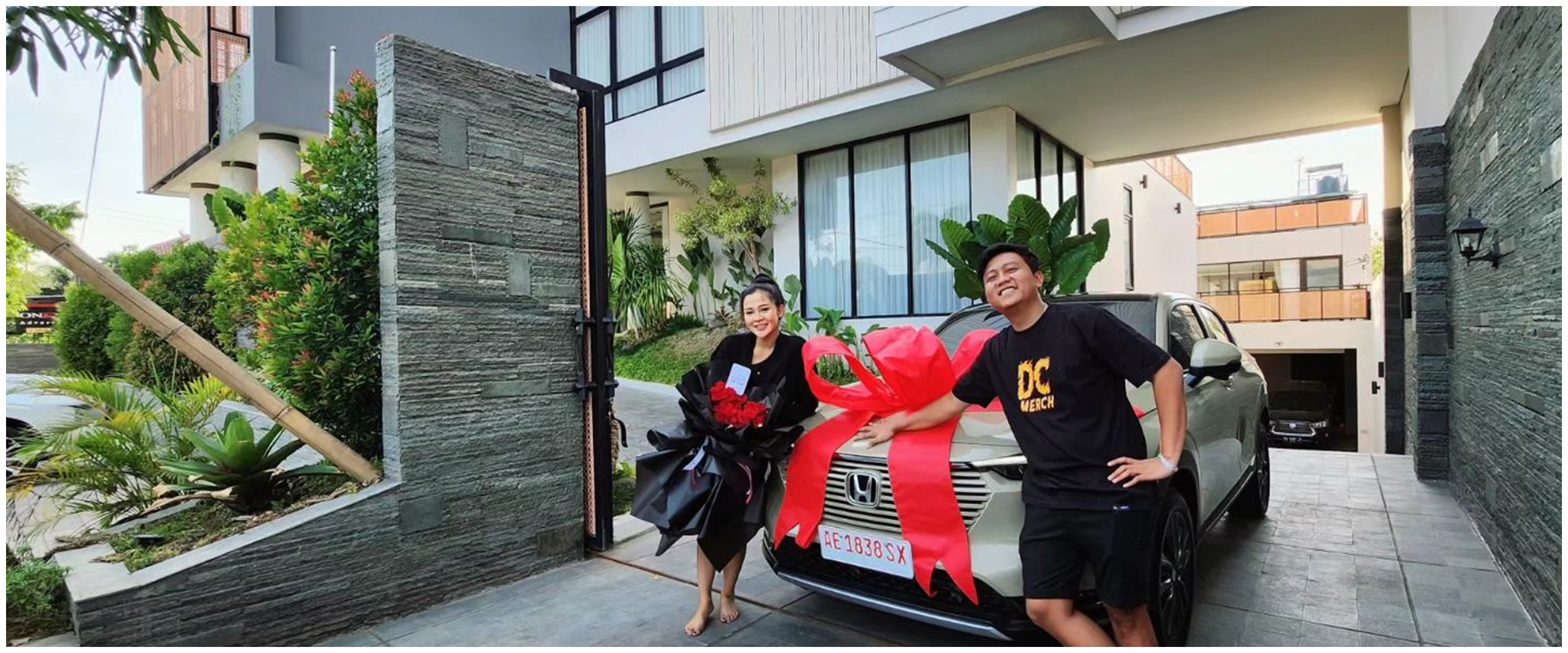 Dulu tukang kebun kini jadi artis top sukses punya rumah ditaksir Rp 15 M, 9 potret teras Denny Caknan