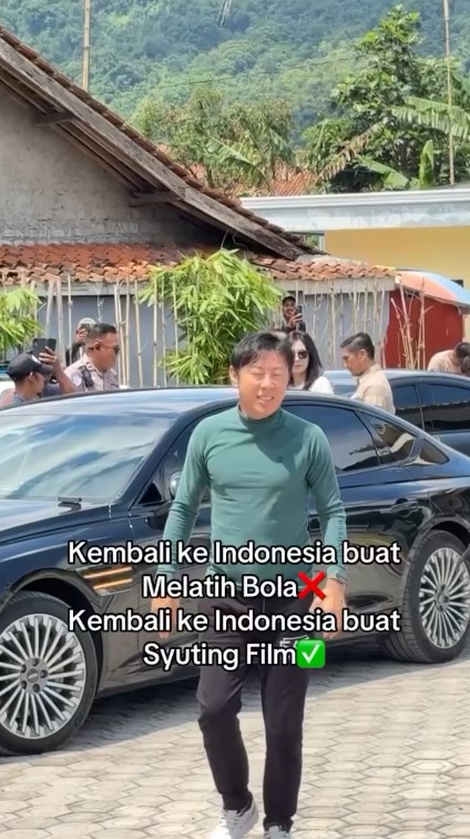 Dari lapangan hijau beralih ke layar lebar, ini 9 momen Shin Tae-yong syuting jadi cameo di film horor