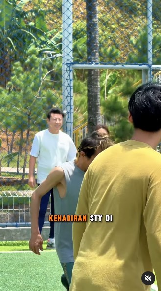 Dari lapangan hijau beralih ke layar lebar, ini 9 momen Shin Tae-yong syuting jadi cameo di film horor