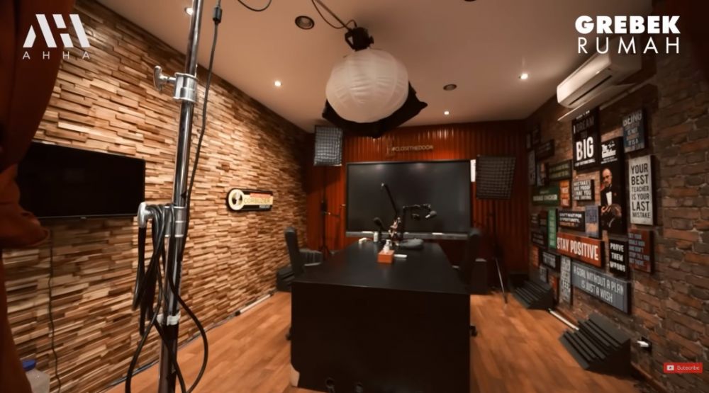 11 Potret rumah Deddy Corbuzier ini bak gedung perkantoran, habiskan Rp 1M untuk interior studio