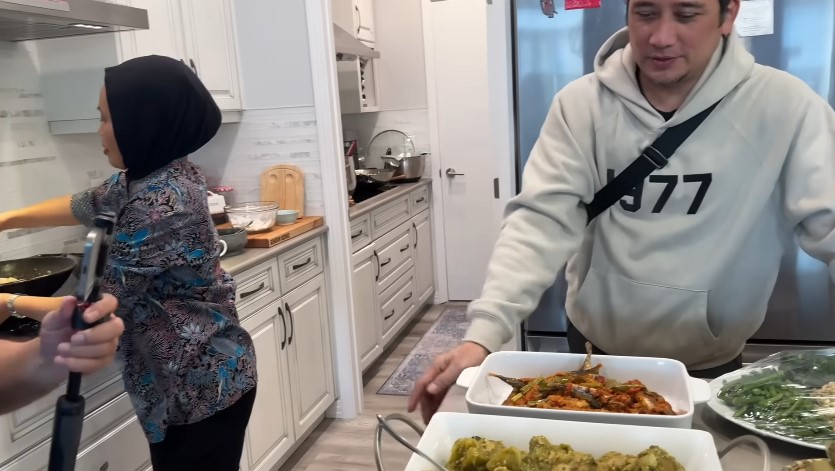 Eks TKW dinikahi bule ini rumahnya mewah di Kanada, 9 potret interior dapur Nikmatul Rosidah elegan