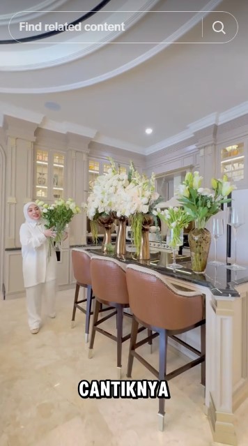 Vibes rumah bos skincare Shella Saukia bak di kastil, 9 potret interior dapurnya ala American Style