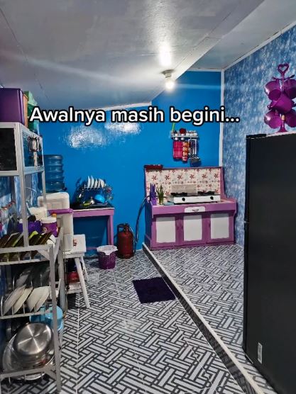 Ada meja lesehan serba ungu, 9 potret makeover dapur dinding papan ini menarik ditiru emak-emak