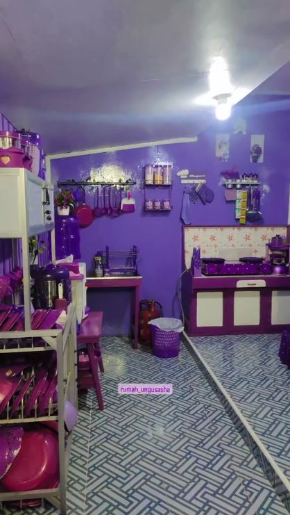 Ada meja lesehan serba ungu, 9 potret makeover dapur dinding papan ini menarik ditiru emak-emak