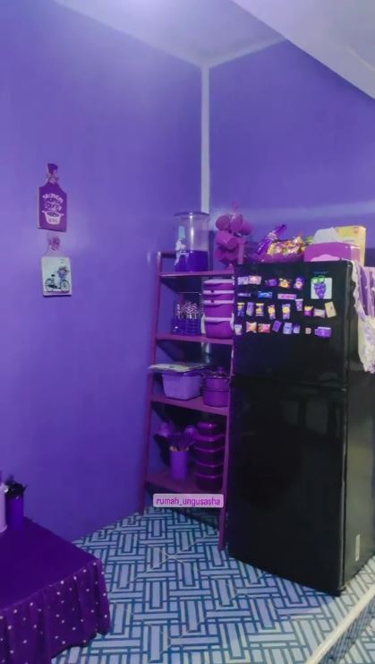 Ada meja lesehan serba ungu, 9 potret makeover dapur dinding papan ini menarik ditiru emak-emak