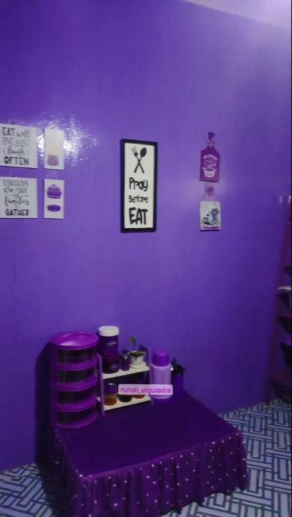 Ada meja lesehan serba ungu, 9 potret makeover dapur dinding papan ini menarik ditiru emak-emak