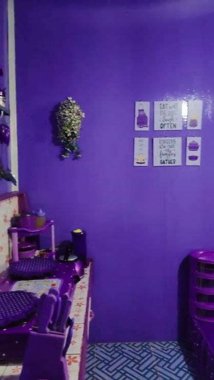 Ada meja lesehan serba ungu, 9 potret makeover dapur dinding papan ini menarik ditiru emak-emak