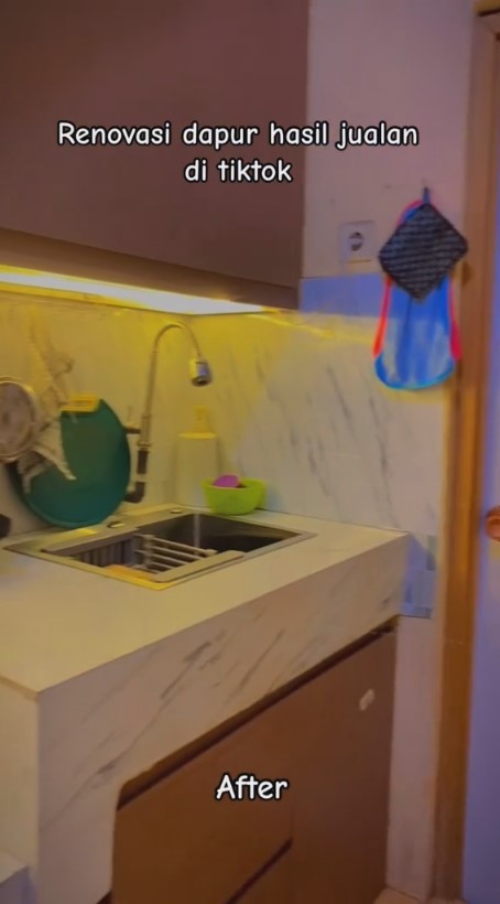 Dapur di kolong tangga penuh perkakas ini dimakeover jadi estetik, potretnya bikin tercengang