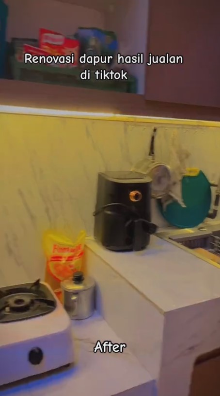 Dapur di kolong tangga penuh perkakas ini dimakeover jadi estetik, potretnya bikin tercengang