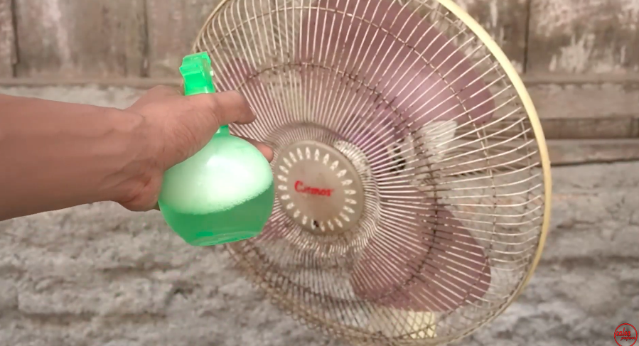 Cara bersihkan debu kipas angin ini cepat tanpa dibongkar hanya dalam 5 menit, pakai 1 bahan dapur