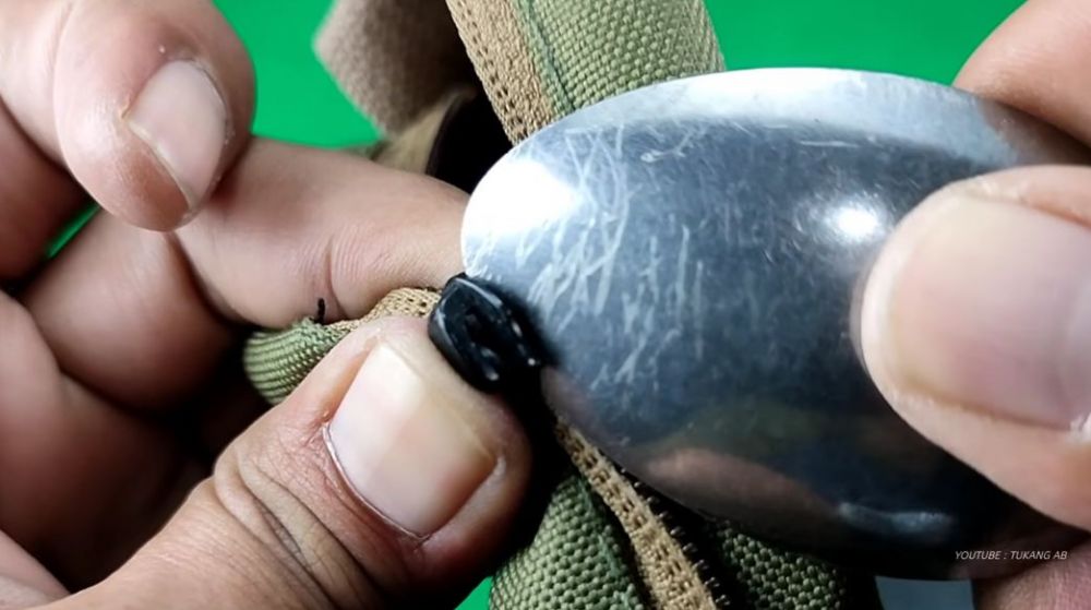 Tak repot ke tukang jahit, cara bapak-bapak perbaiki resleting tas lepas ini cepat, pakai 1 alat dapur