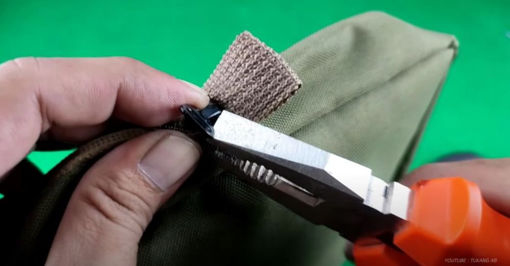Tak repot ke tukang jahit, cara bapak-bapak perbaiki resleting tas lepas ini cepat, pakai 1 alat dapur