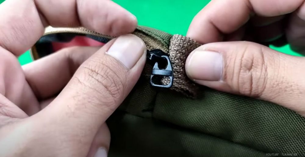 Tak repot ke tukang jahit, cara bapak-bapak perbaiki resleting tas lepas ini cepat, pakai 1 alat dapur
