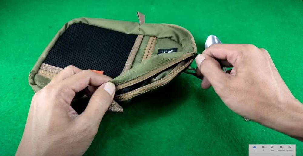 Tak repot ke tukang jahit, cara bapak-bapak perbaiki resleting tas lepas ini cepat, pakai 1 alat dapur