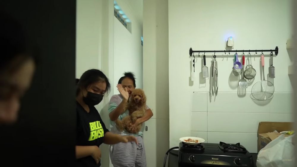 Penampakan dapur kotor 9 seleb sederhana, punya Ayu Ting Ting terasa sumpek penuh perkakas