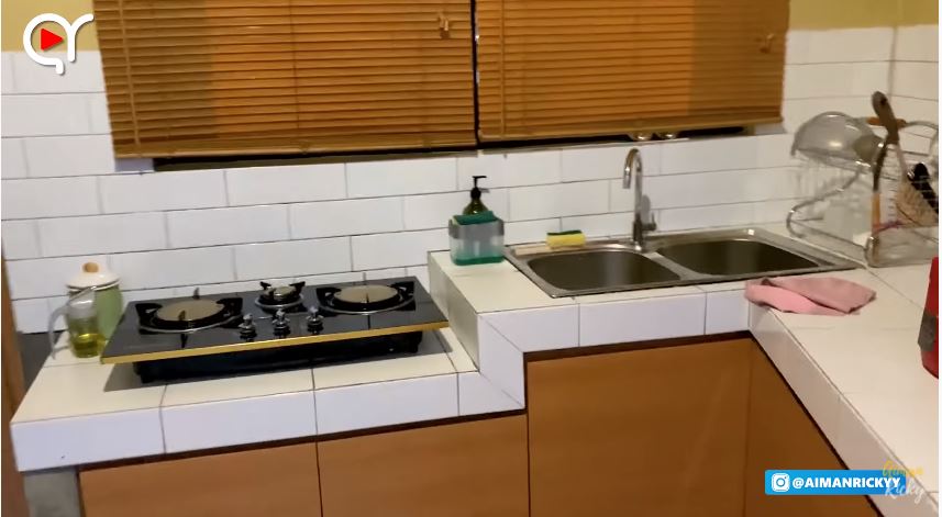 Penampakan dapur kotor 9 seleb sederhana, punya Ayu Ting Ting terasa sumpek penuh perkakas