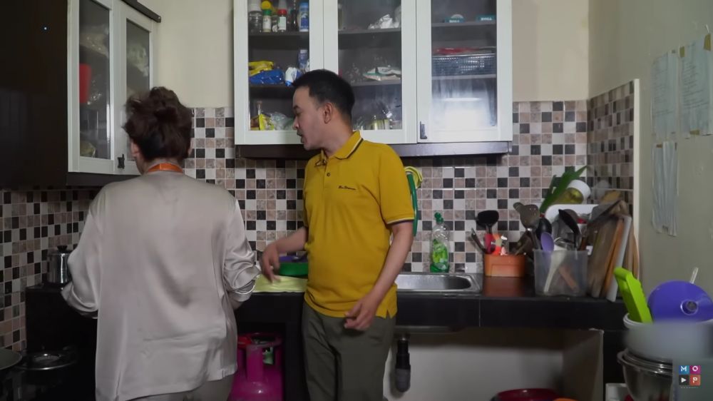 Penampakan dapur kotor 9 seleb sederhana, punya Ayu Ting Ting terasa sumpek penuh perkakas