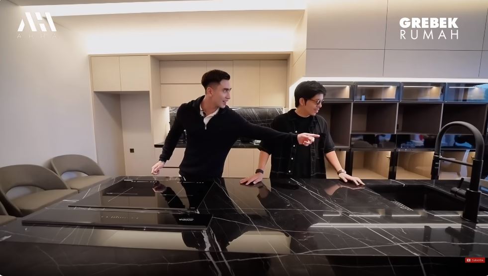 Belum 30 tahun sudah punya rumah Rp 50M, ini 9 potret dapur mewah Verrel Bramasta serba marmer