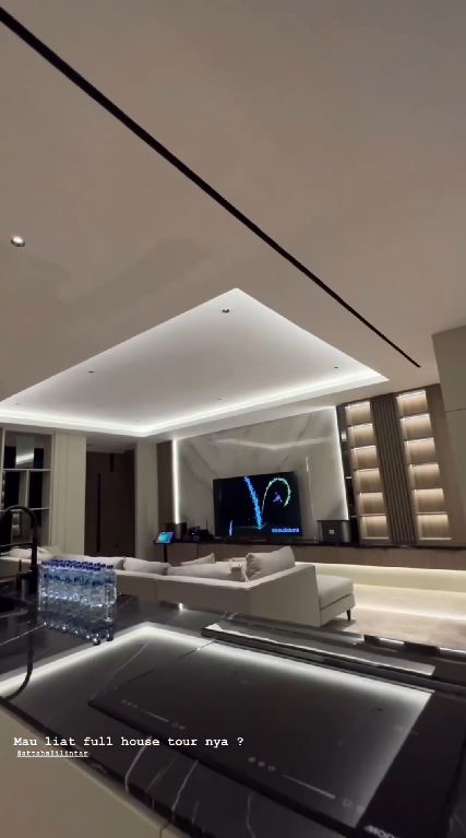 Belum 30 tahun sudah punya rumah Rp 50M, ini 9 potret dapur mewah Verrel Bramasta serba marmer