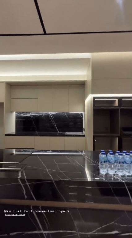 Belum 30 tahun sudah punya rumah Rp 50M, ini 9 potret dapur mewah Verrel Bramasta serba marmer