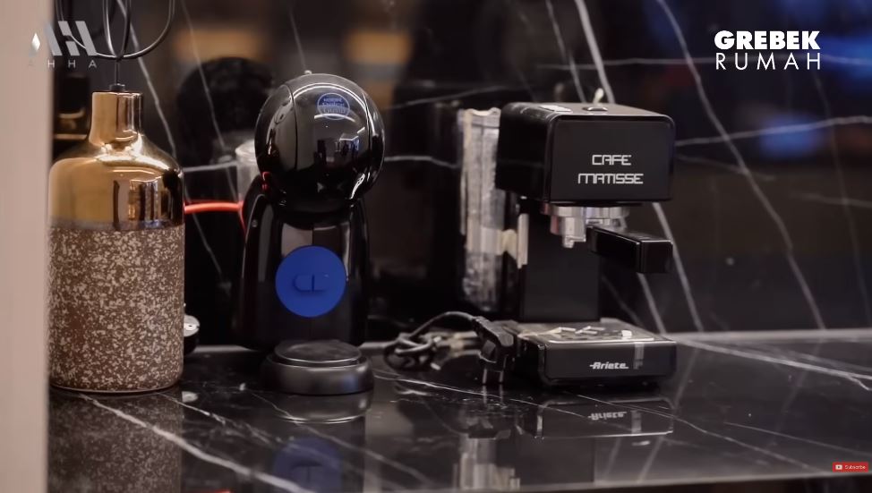 Belum 30 tahun sudah punya rumah Rp 50M, ini 9 potret dapur mewah Verrel Bramasta serba marmer