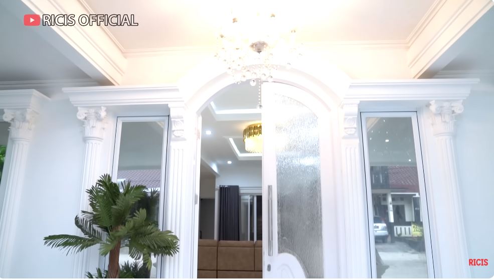 Kitchen set mungil di pojokan, 9 potret dapur dr Shindy kakak Ria Ricis ini dibangun di rumah 3 lantai