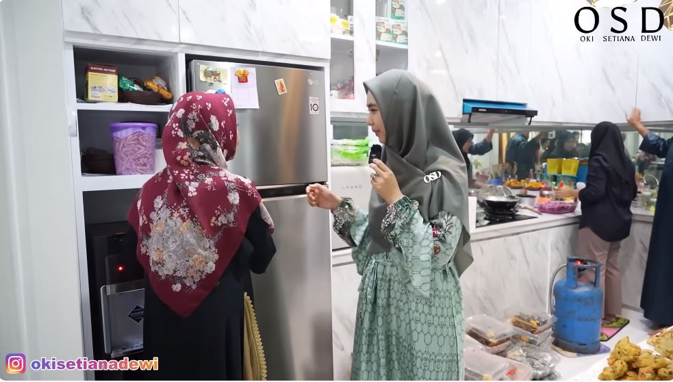 Kitchen set mungil di pojokan, 9 potret dapur dr Shindy kakak Ria Ricis ini dibangun di rumah 3 lantai