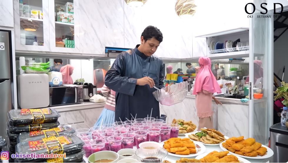 Kitchen set mungil di pojokan, 9 potret dapur dr Shindy kakak Ria Ricis ini dibangun di rumah 3 lantai
