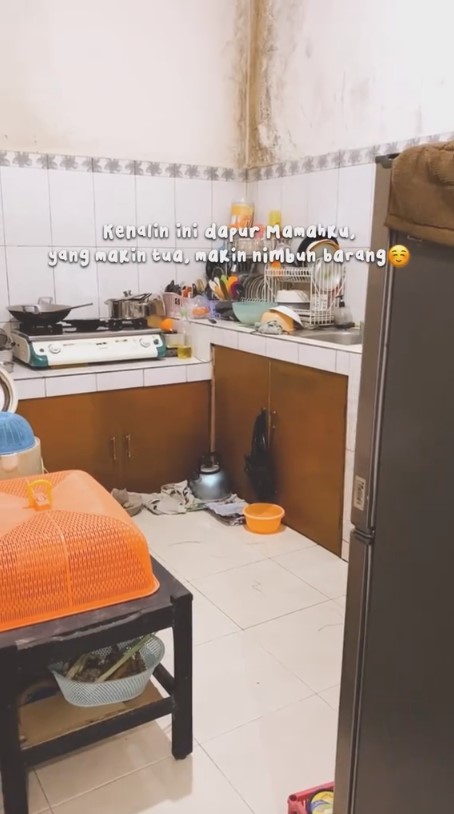 Emak-emak punya dapur jadul penuh barang, 11 potret makeover-nya sederhana tapi hangat