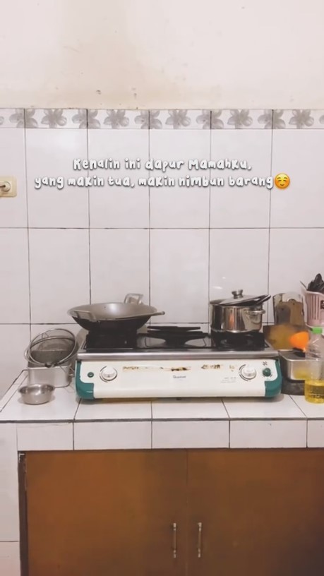Emak-emak punya dapur jadul penuh barang, 11 potret makeover-nya sederhana tapi hangat