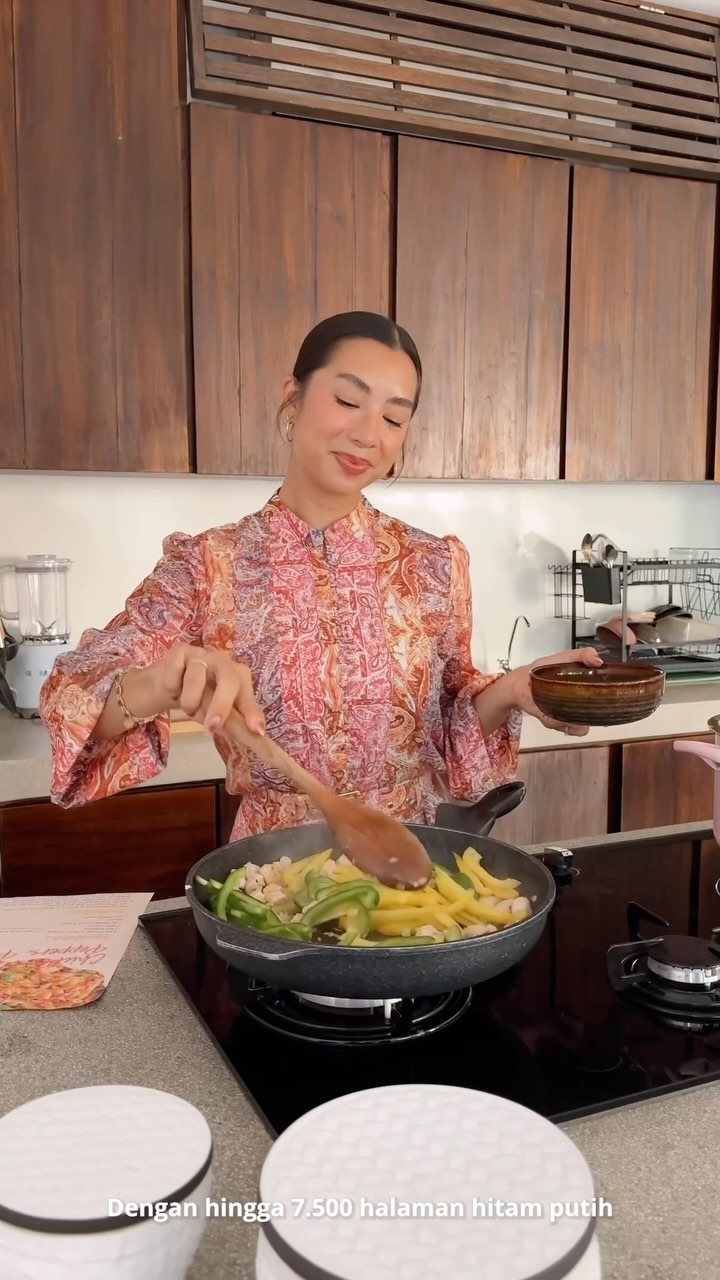 Hobi bikin menu sehat untuk keluarga, ini 9 potret dapur mungil Jennifer Bachdim tanpa perabotan mewah