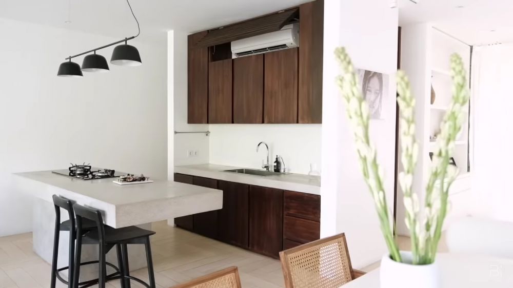 Hobi bikin menu sehat untuk keluarga, ini 9 potret dapur mungil Jennifer Bachdim tanpa perabotan mewah