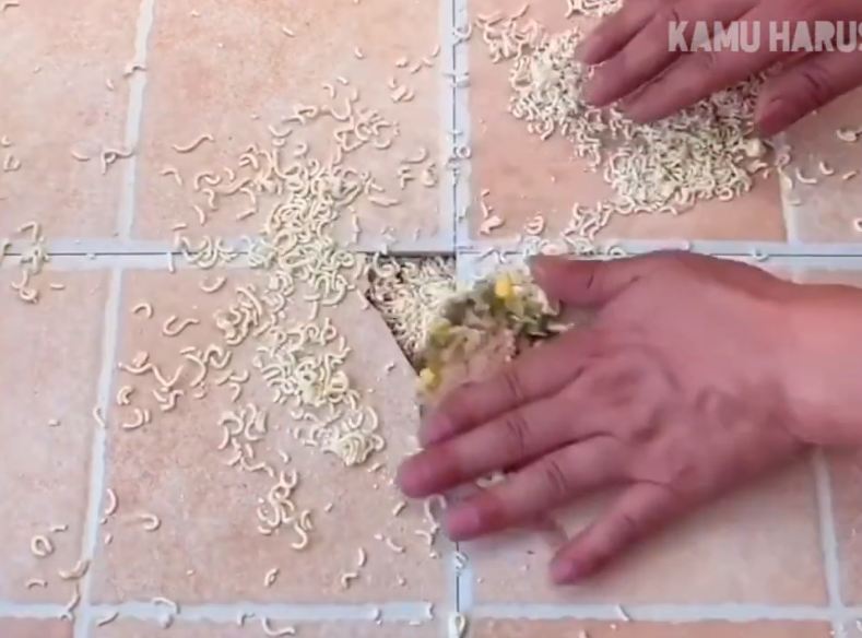 Tak perlu ditambal semen, ini trik memperbaiki lantai keramik pecah dengan 1 bahan makanan