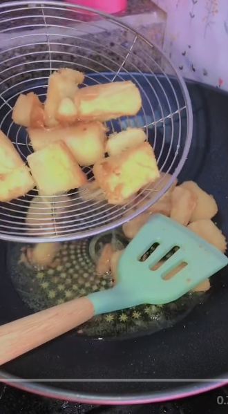 Trik membuat singkong goreng empuk dan bumbu meresap tanpa es batu maupun digoreng dua kali