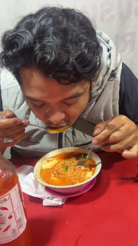 Disebut sekte baru, momen pria makan mi rebus pakai topping gula pasir ini porsinya bikin ngeri