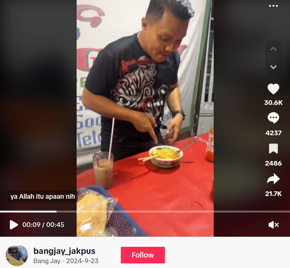 Disebut sekte baru, momen pria makan mi rebus pakai topping gula pasir ini porsinya bikin ngeri