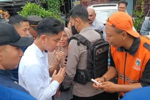 Momen Gibran kunjungi korban kebakaran di Kemayoran, bagi-bagi mainan