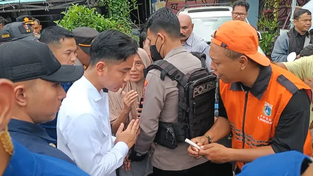 Momen Gibran kunjungi korban kebakaran di Kemayoran, bagi-bagi mainan