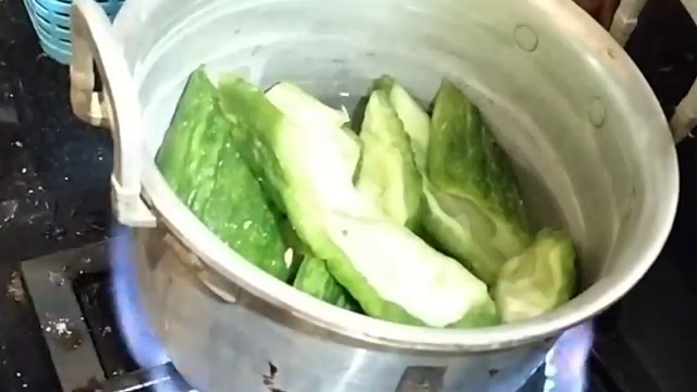 Tanpa diremas garam, begini cara mengurangi rasa pahit pare tanpa bikin nutrisi hilang