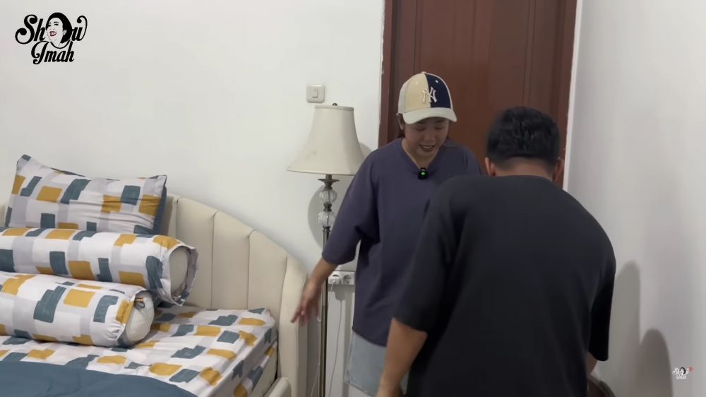 Hasil jerih payah di Indonesia kini jadi rumah 2 lantai, intip 7 potret kamar Jirayut yang sederhana