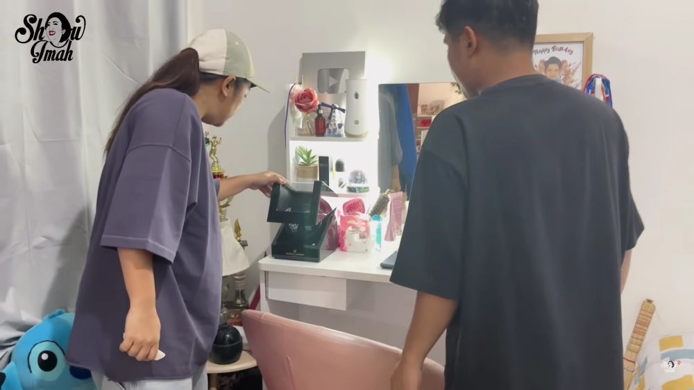 Hasil jerih payah di Indonesia kini jadi rumah 2 lantai, intip 7 potret kamar Jirayut yang sederhana