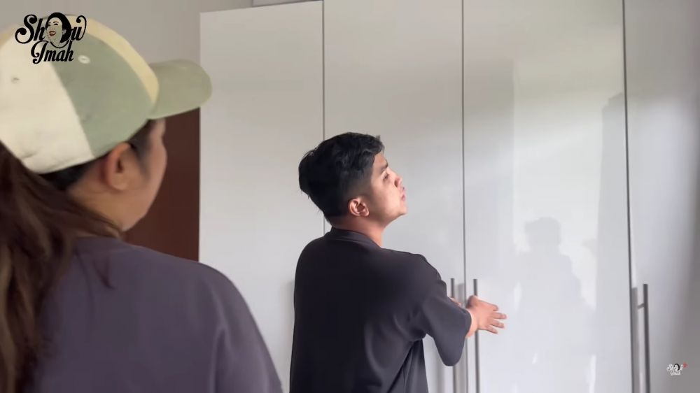 Hasil jerih payah di Indonesia kini jadi rumah 2 lantai, intip 7 potret kamar Jirayut yang sederhana