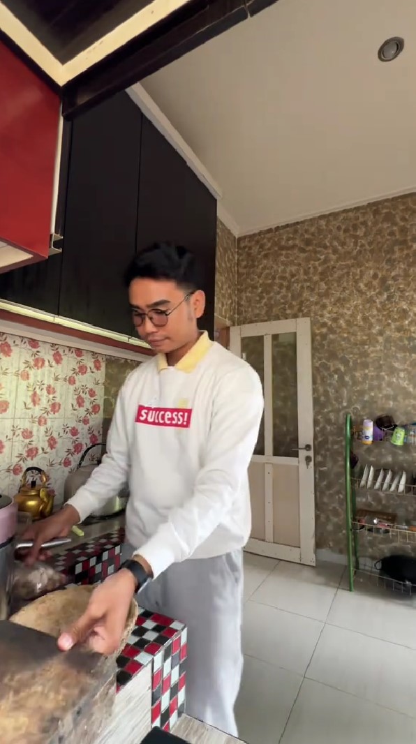 Dari luar terlihat hunian sepetak di tengah sawah, 7 potret interior dapurnya estetik meski full motif