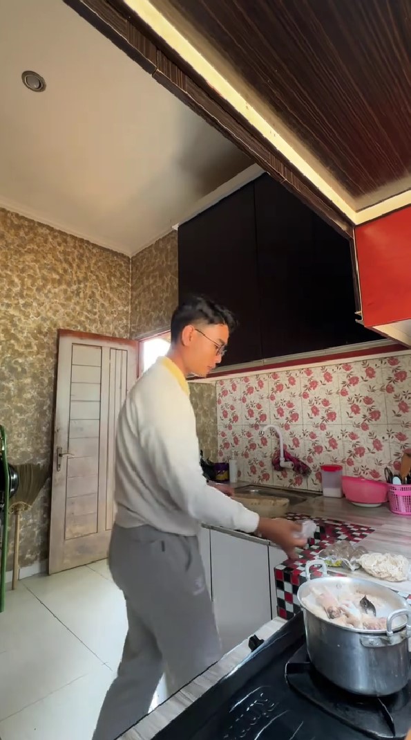 Dari luar terlihat hunian sepetak di tengah sawah, 7 potret interior dapurnya estetik meski full motif