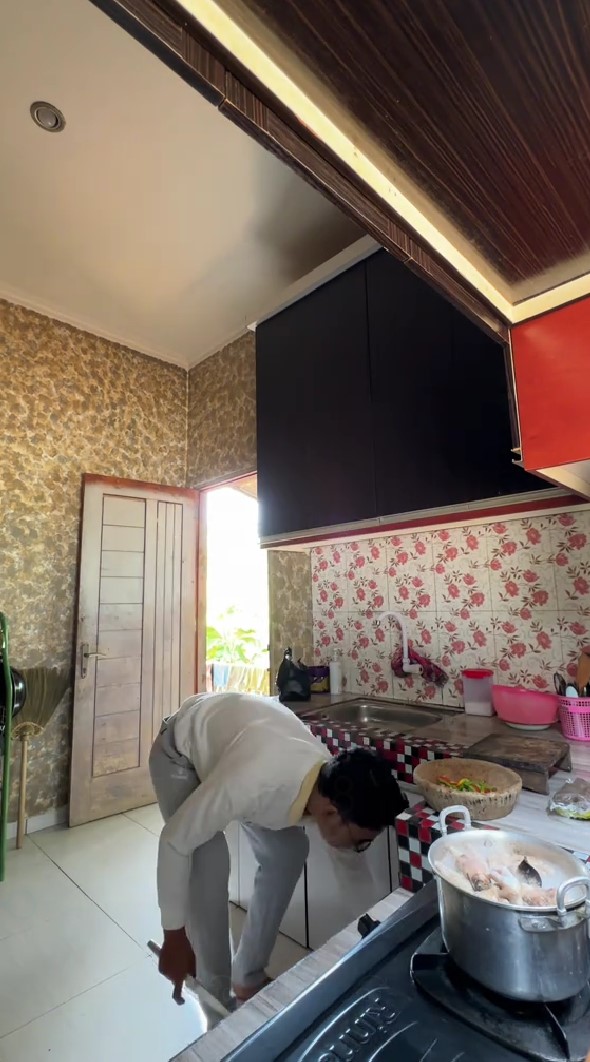 Dari luar terlihat hunian sepetak di tengah sawah, 7 potret interior dapurnya estetik meski full motif