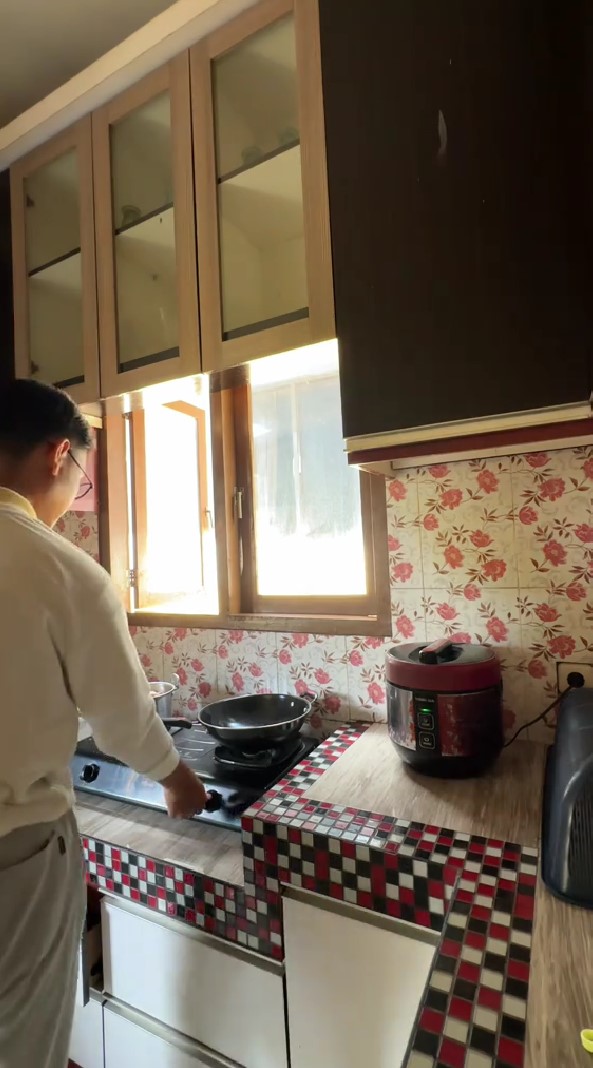 Dari luar terlihat hunian sepetak di tengah sawah, 7 potret interior dapurnya estetik meski full motif