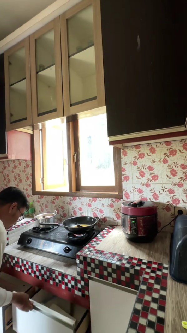 Dari luar terlihat hunian sepetak di tengah sawah, 7 potret interior dapurnya estetik meski full motif