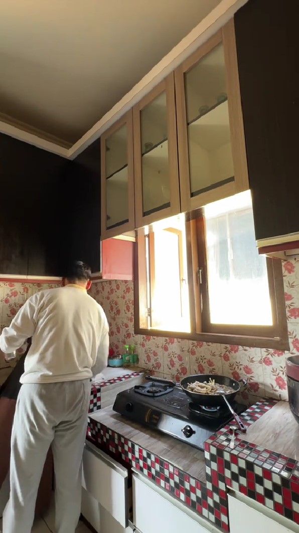 Dari luar terlihat hunian sepetak di tengah sawah, 7 potret interior dapurnya estetik meski full motif