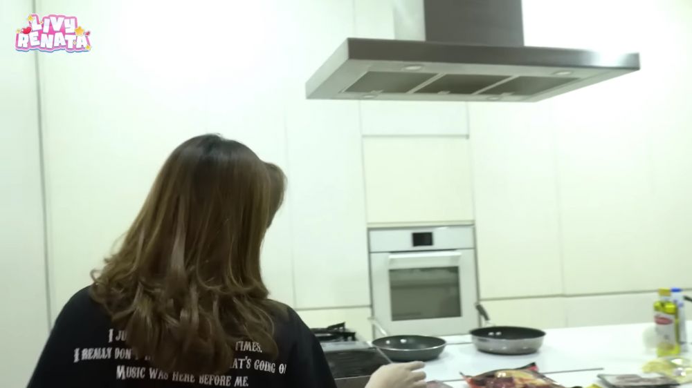 Livy Renata punya dapur interiornya mirip resto mewah, ini 9 potretnya, kitchen set dibuat kamuflase